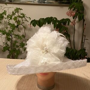 Elegant White Floral Feathered Women's Hat